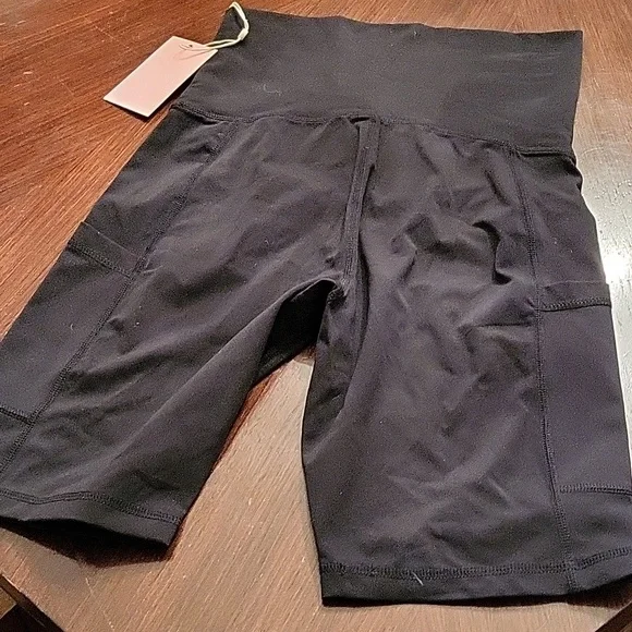 Quince Maturity Black High-Waisted Bike Shorts in Large - Picture 3 of 7